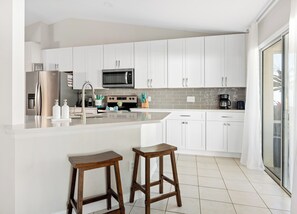 Fridge, microwave, oven, stovetop - Saltwater Heated Pool, Pet Friendly, 12 min. to Beach (Palm Coast)