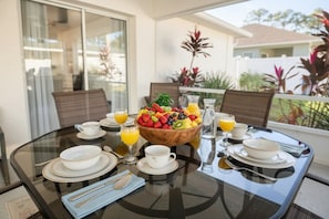 Outdoor dining - Saltwater Heated Pool, Pet Friendly, 12 min. to Beach (Palm Coast)