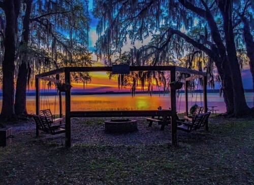 #8 2-bedroom cottage in Salt Springs Under New Management, ice machine on site.