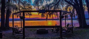 #8 2-bedroom cottage in Salt Springs Under New Management, ice machine on site.