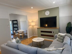 Smart TV - Nowra Heights - Renovated Cottage (Nowra)