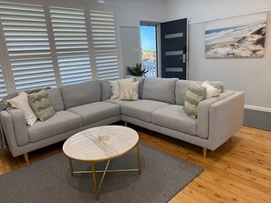 Smart TV - Nowra Heights - Renovated Cottage (Nowra)