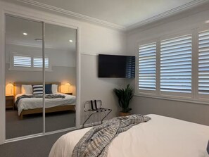 3 bedrooms, iron/ironing board, travel cot, WiFi - Nowra Heights - Renovated Cottage (Nowra)