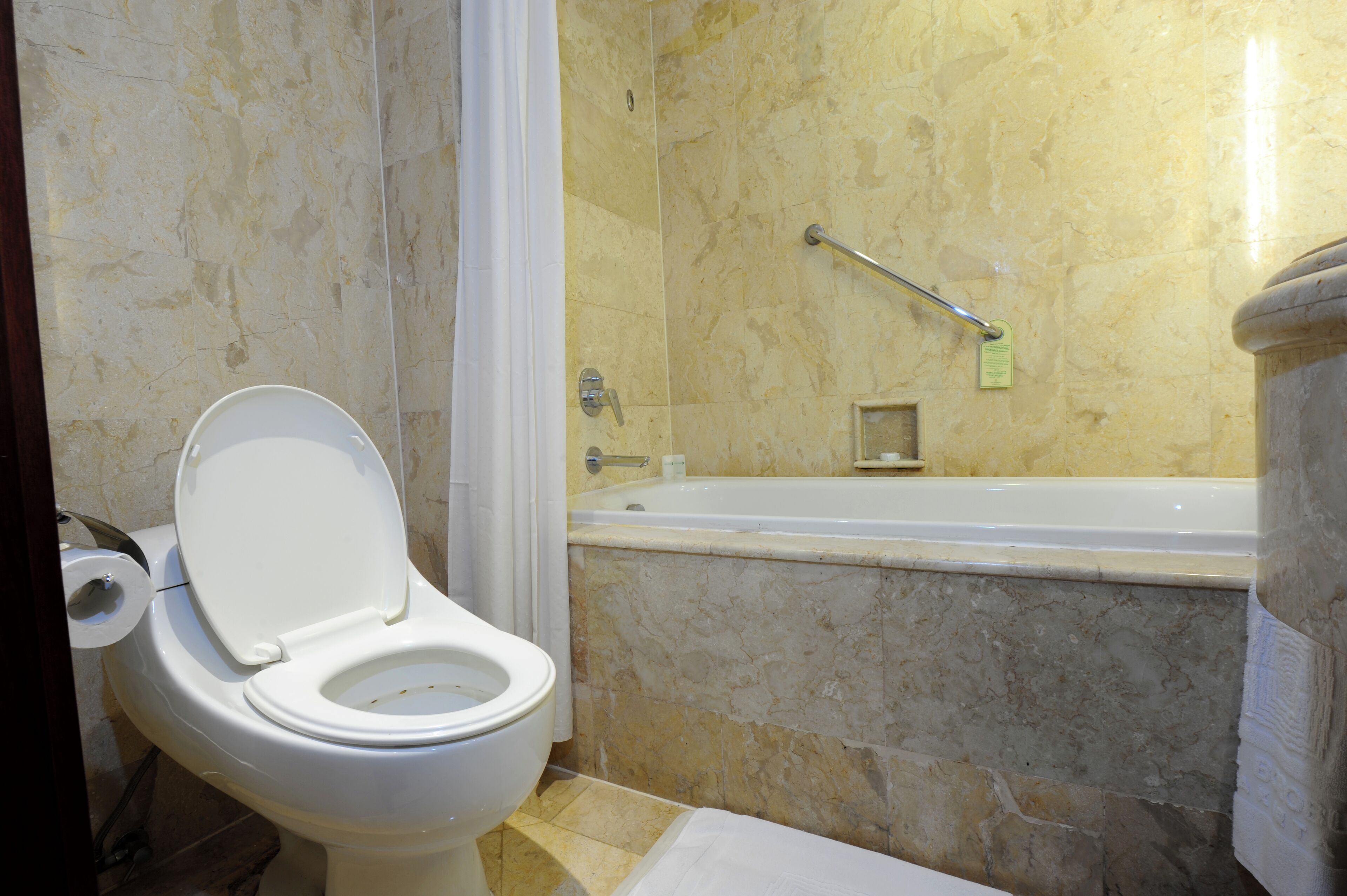 Ein Badezimmer mit Toilette, Badewanne und Duschbereich.