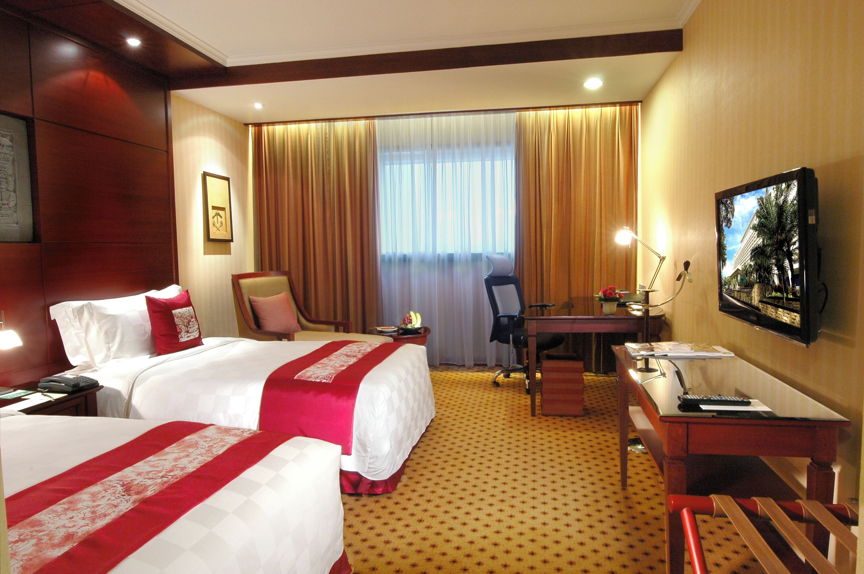 Coffres-forts dans les chambres, bureau, fer et planche à repasser