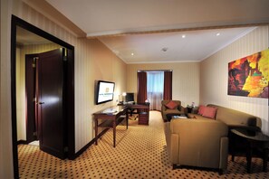 Junior Suite Double Room, City view | Living area