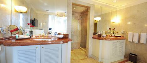 Un baño moderno con dos lavamanos, un espejo grande y una zona de ducha.