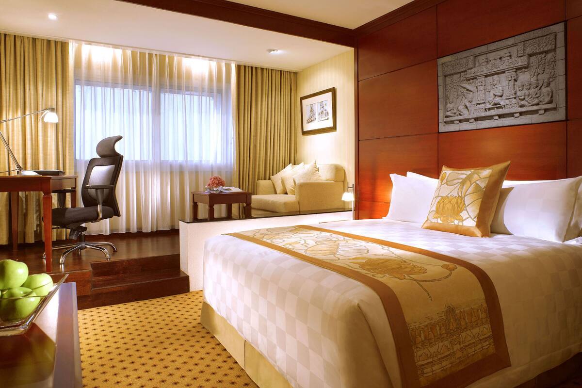 Executive Double Room, Pool View | In-room safe, desk, iron/ironing board, free WiFi