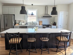 Een koelkast, een microgolfoven, een oven, een kookplaat