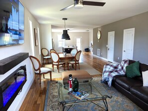 Smart TV, fireplace, books - Modern Raleigh Downtown Rooftop Skyline View SFH-R (Raleigh)