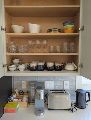 Fridge, microwave, oven, stovetop - Modern Raleigh Downtown Rooftop Skyline View SFH-R (Raleigh)