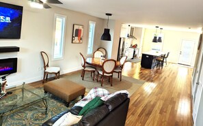 Smart TV, fireplace, books - Modern Raleigh Downtown Rooftop Skyline View SFH-R (Raleigh)