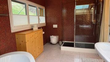 Dusche, kostenlose Toilettenartikel, Haartrockner, Bidet