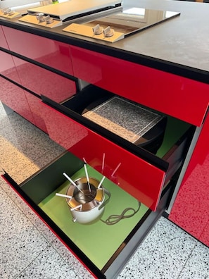 Wasserkocher mit Kaffee-/Teezubehör, Kühlschrank, Mikrowelle, Ofen