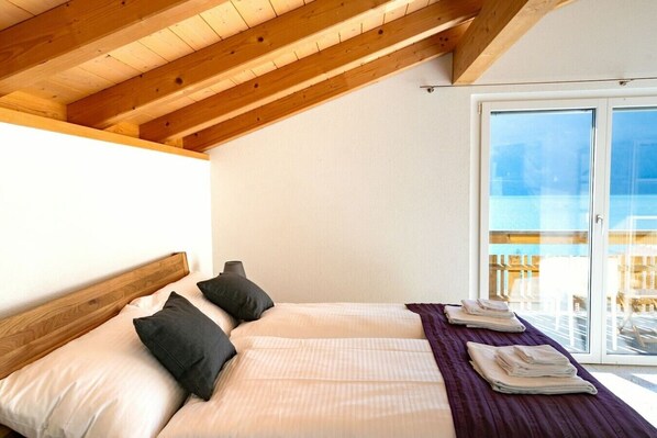 3 bedrooms, desk, iron/ironing board, travel crib