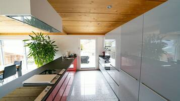 Coffee/tea maker, fridge, microwave, oven