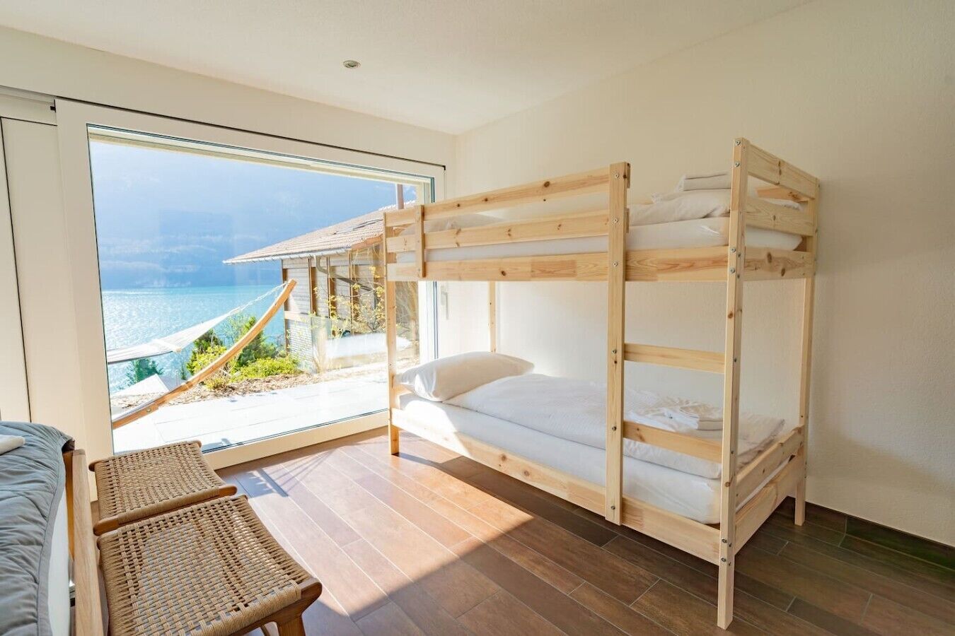 3 habitaciones, escritorio y tabla de planchar con plancha 
