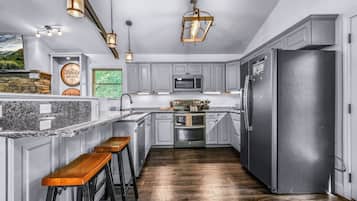 Frigorífico, microondas, horno y placa de cocina