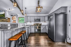 Geladeira, micro-ondas, fogão, cooktop