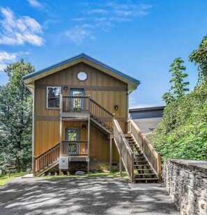 Exterior - Hot Tub, Mtn Views & EV Charger, 1.5mi to Gatlinburg Strip (Gatlinburg)