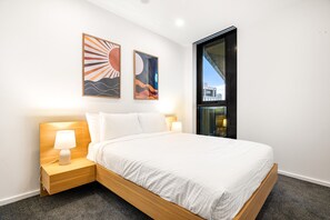 1 bedroom, laptop workspace, bed sheets - Modern City Views Escape With Gym Access (Melbourne)