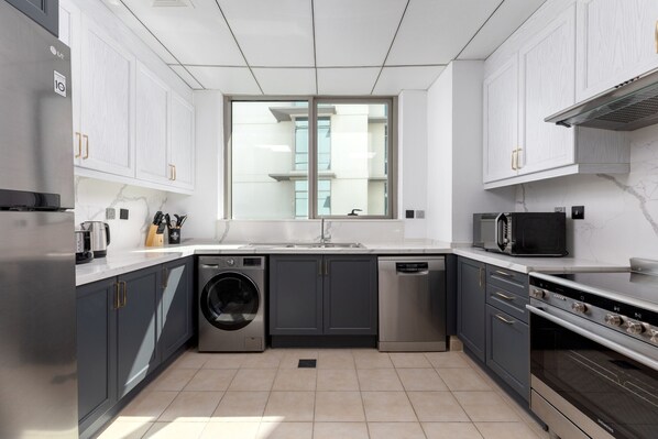 ثلاجة، ميكروويف، فرن، غسالة أطباق