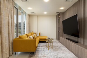 TV - Spacious 3BD Family Home w/ Maid's room in Meydan (Dubai)