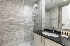 Shower, hair dryer, bidet, towels - Spacious 3BD Family Home w/ Maid's room in Meydan (Dubai)