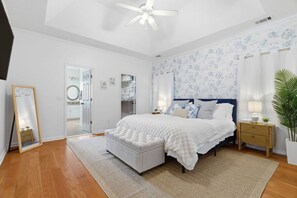 Escritorio, tabla de planchar con plancha, cuna de viaje y wifi gratis