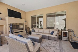 Smart TV, fireplace, computer monitors - Spacious Luxe Stay -  Sleeps 10 (Albuquerque)