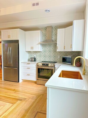 Fridge, microwave, oven, stovetop - Beautifully restored 2-bdr w/ 2 ensuites. G&J on Queen's located downtown! (St. John's)
