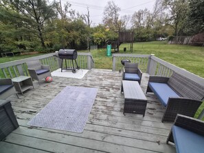 Outdoor dining - Spacious 4-bedroom house in Lexington and close to many area attractions. (Lexington)
