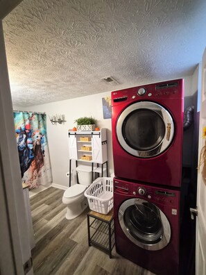 Interior - Spacious 4-bedroom house in Lexington and close to many area attractions. (Lexington)