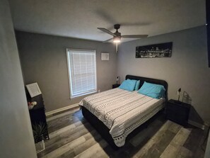 Iron/ironing board, WiFi, bed sheets - Spacious 4-bedroom house in Lexington and close to many area attractions. (Lexington)