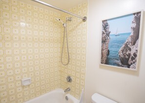 Towels - Ocean-View Waikiki Condo – 26th Floor, 2 Queens, Free Parking (Honolulu)