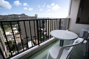 Outdoor dining - Ocean-View Waikiki Condo – 26th Floor, 2 Queens, Free Parking (Honolulu)