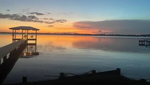 A calm lake at sunset with a wooden dock and a gazebo. - Cozy 2-bedroom Lakehouse in charming Avon Park (Avon Park)