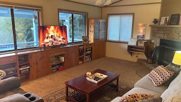 Een televisie en een open haard