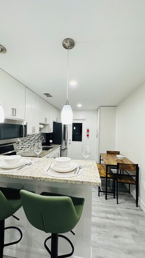 Dining - Rustic Cozy Duplex Unit Near IMG & Beaches (Bradenton)