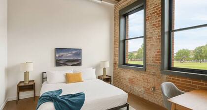 Sleepover | Airy 2BD/1BA Loft - Newton