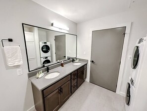 Sèche-cheveux, serviettes fournies, savon, shampoing