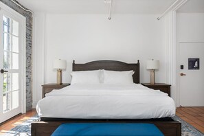 Tabla de planchar con plancha, wifi y ropa de cama 