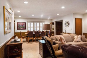 Televisión y chimenea