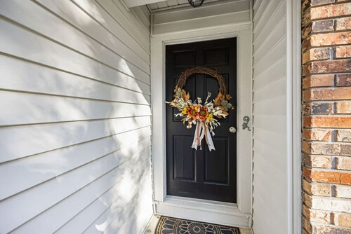 5BR home near University w/ Big Yard & Pool Table