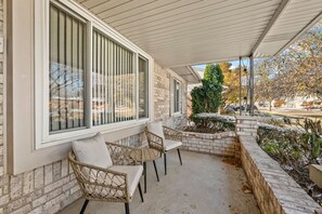 Terrace/patio - Charming 3BR home w/ yard and fireplace in Troy (Troy)