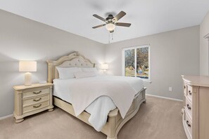 Room - Charming 3BR home w/ yard and fireplace in Troy (Troy)