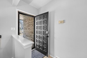 Interior - Charming 3BR home w/ yard and fireplace in Troy (Troy)