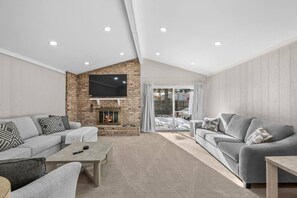 Living area - Charming 3BR home w/ yard and fireplace in Troy (Troy)