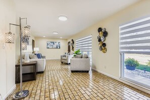 Interior - New Sunrise Sanctuary, 4BR home w/ pool & jacuzzi (Tampa)