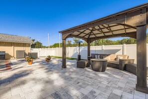 Terrace/patio - New Sunrise Sanctuary, 4BR home w/ pool & jacuzzi (Tampa)